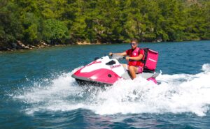 Yemeksepeti started delivery by jet ski in the bays of Marmaris!